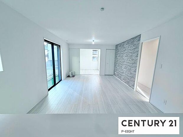 大きな窓から日光が差し込む明るいリビングです！