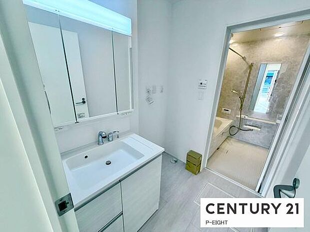 明るい洗面台で身支度ができます!