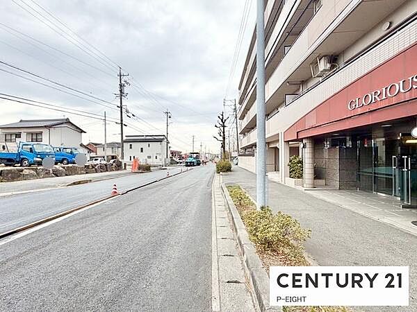 道路から見たエントランスです！