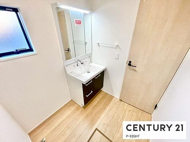 明るい洗面台で身支度ができます!