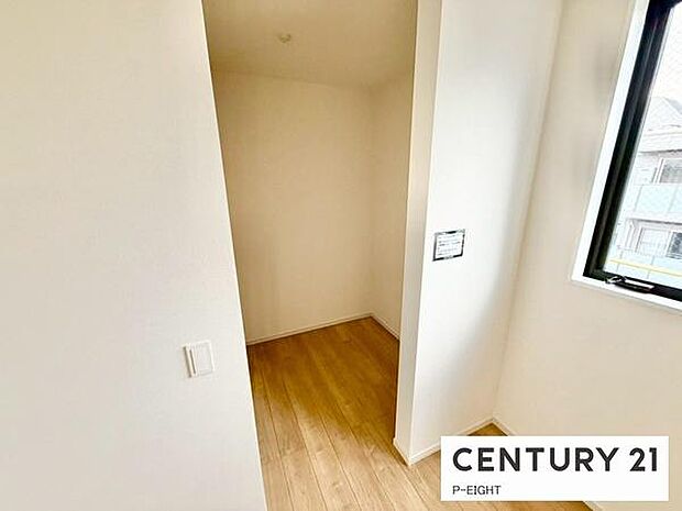 ウォークインクローゼットでたくさん収納できます！