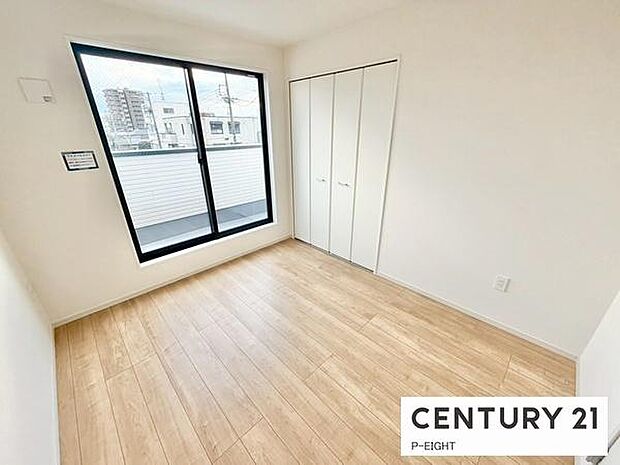 バルコニーに面している明るい洋室です！