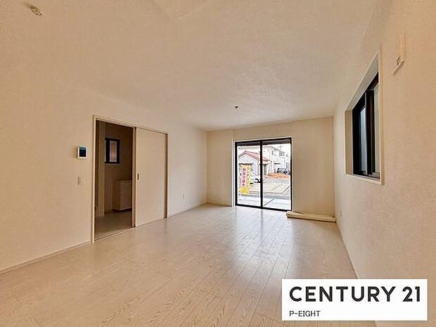 大きな窓から日光が差し込む明るいリビングです！