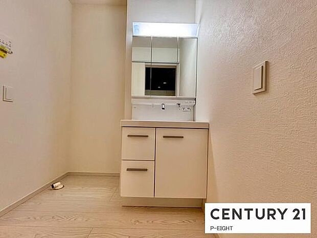 明るい洗面台で身支度ができます!