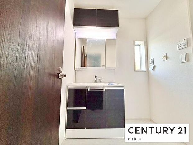 明るい洗面台で身支度ができます！