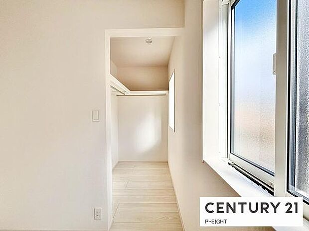 ウォークインクローゼットでたくさん収納できます！