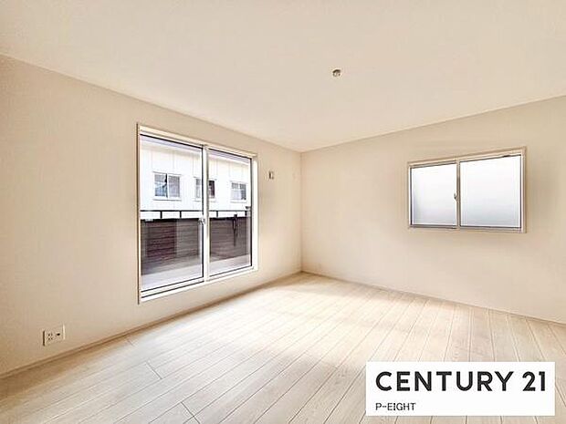 バルコニーに面している明るい洋室です！