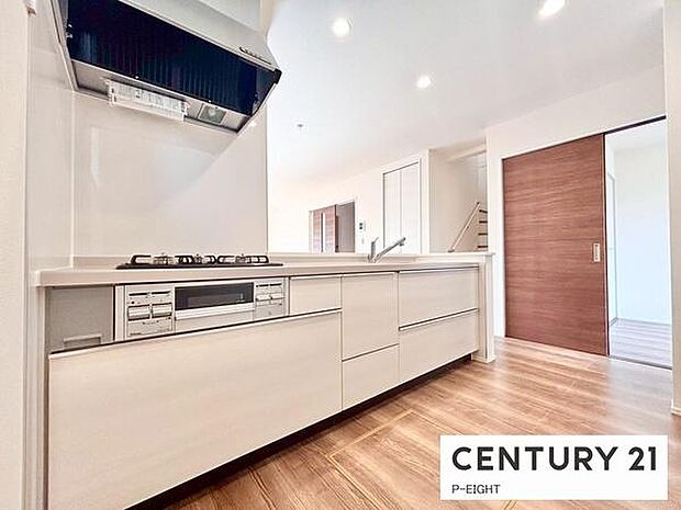 料理をしながらリビングを見渡せるつくりで、料理中も家族との会話がはずみます。