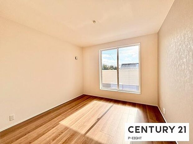 バルコニーに面している明るい洋室です！