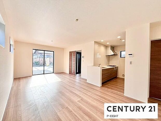 大きな窓から日光が差し込む明るいリビングです！