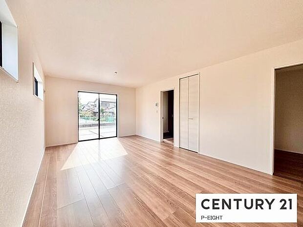 大きな窓から日光が差し込む明るいリビングです！