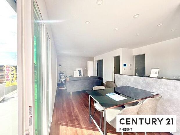 大きな窓から日光が差し込む明るいリビングです！