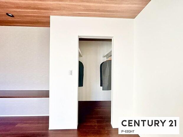 ウォークインクローゼットでたくさん収納できます！