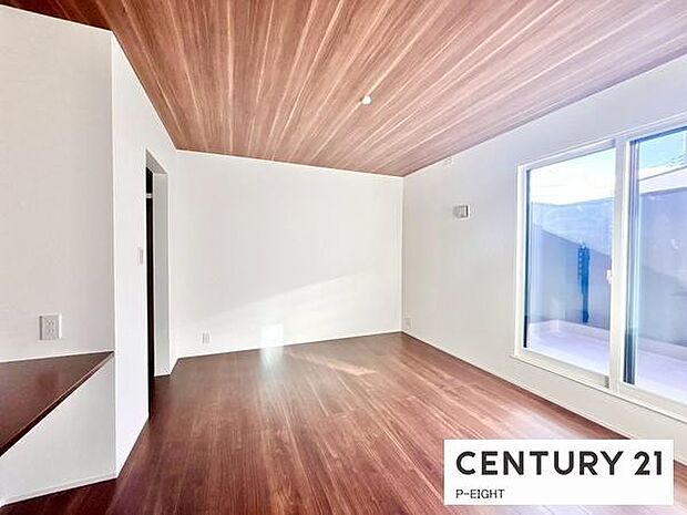 バルコニーに面しており明るい洋室です！