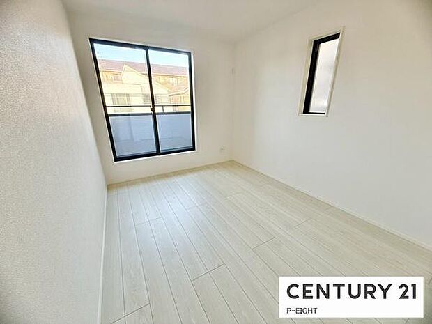 バルコニーに面している明るい洋室です！