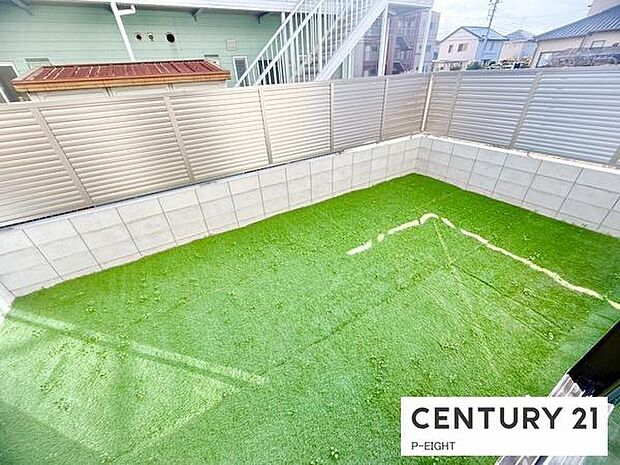 庭が人工芝なので、お子様が遊ぶ時も安心ですね！