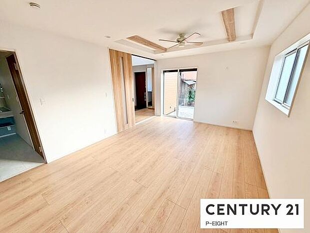 大きな窓から日光が差し込む明るいリビングです！