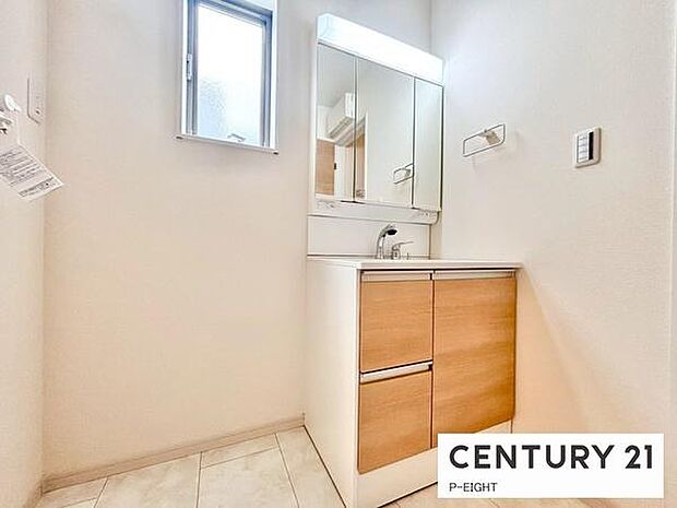 明るい洗面台で身支度ができます！