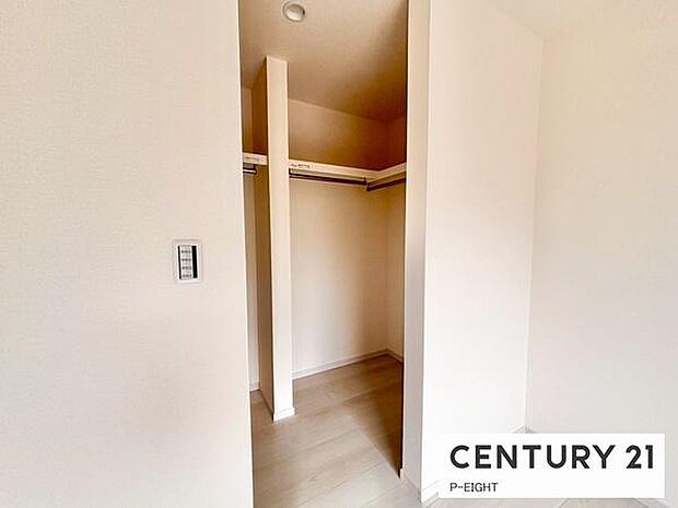 ウォークインクローゼットでたくさん収納できます！