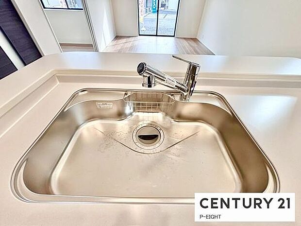 浄水器内蔵型のため、キッチン回りもスリムな印象です！