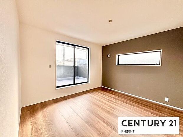 バルコニーに面している明るい洋室です！