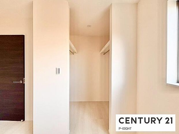 ウォークインクローゼットでたくさん収納できます！