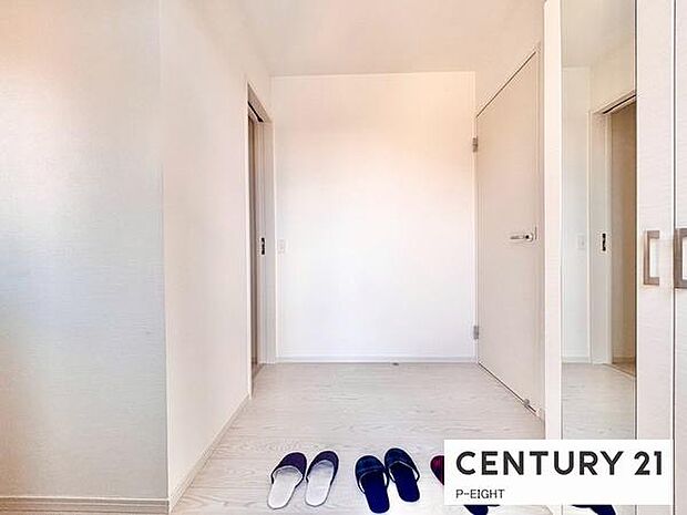 白を基調とした明るい玄関です！