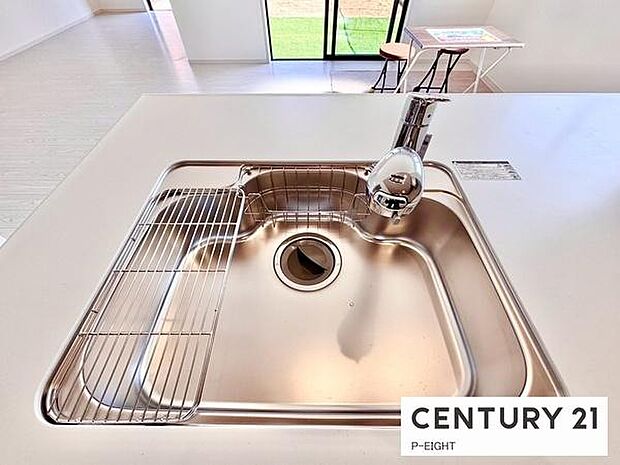 浄水器内蔵型のため、キッチン回りもスリムな印象です！