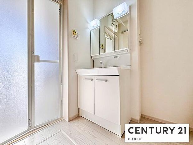 明るい洗面台で身支度ができます！