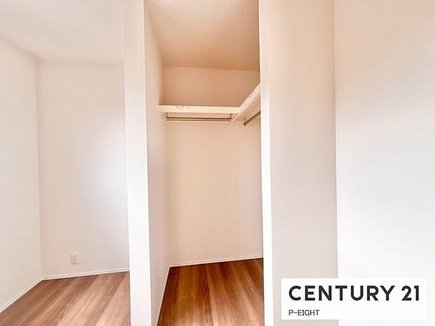 ウォークインクローゼットでたくさん収納できます！