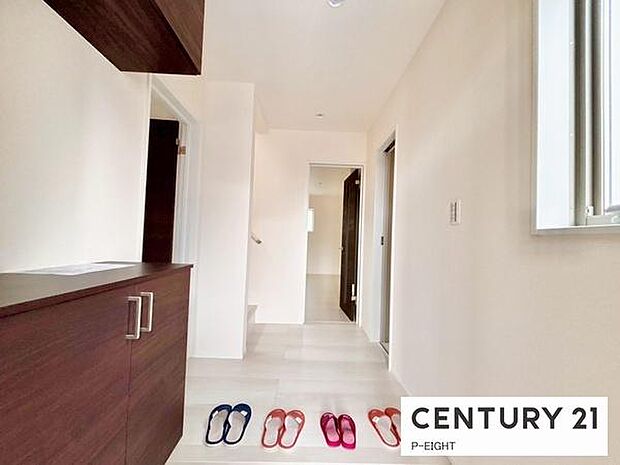 白を基調とした明るい玄関です！