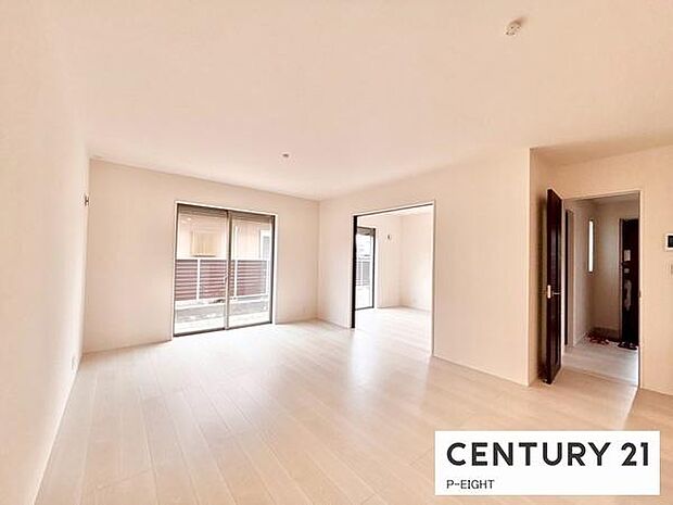 大きな窓から日光が差し込む明るいリビングです！