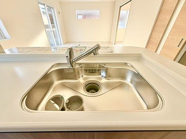 浄水器内蔵型のため、キッチン回りもスリムな印象です！