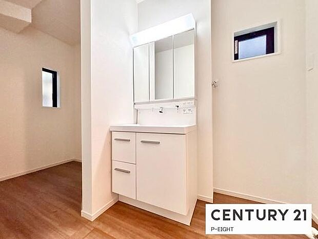 明るい洗面台で身支度ができます！