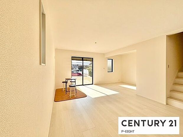 大きな窓から日光が差し込む明るいリビングです！