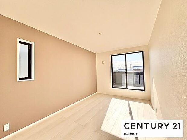 バルコニーに面している明るい洋室です！