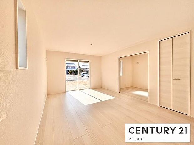 大きな窓から日光が差し込む明るいリビングです!