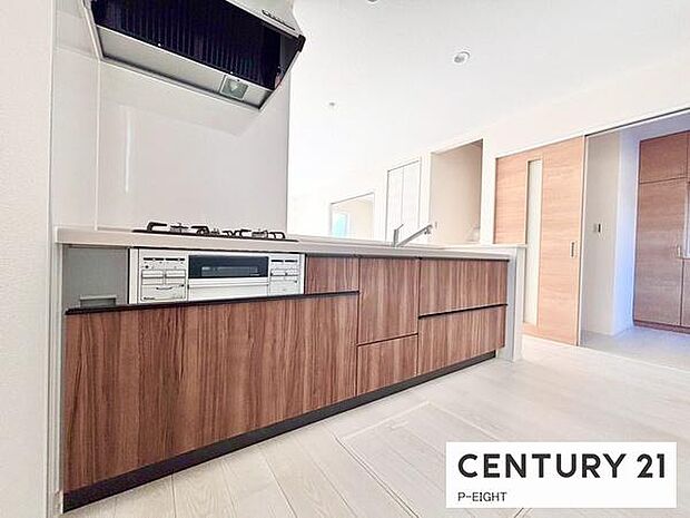 料理をしながらリビングを見渡せるつくりで、料理中も家族との会話がはずみます。