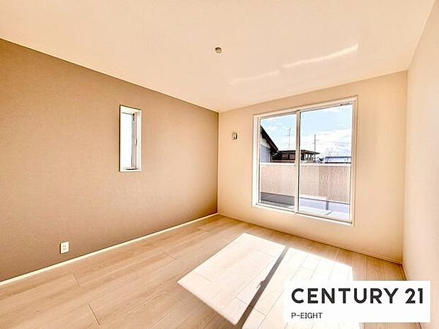 バルコニーに面している明るい洋室です！