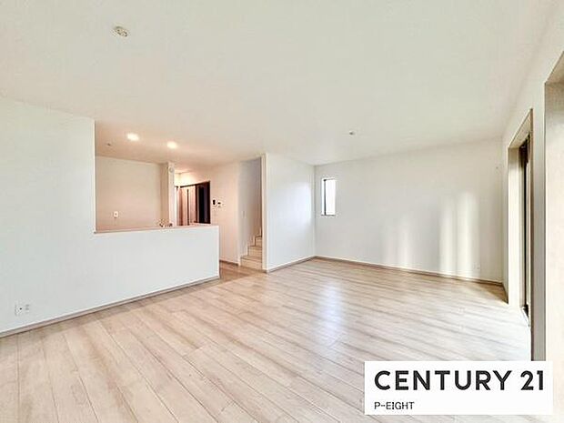 大きな窓から日光が差し込む明るいリビングです！