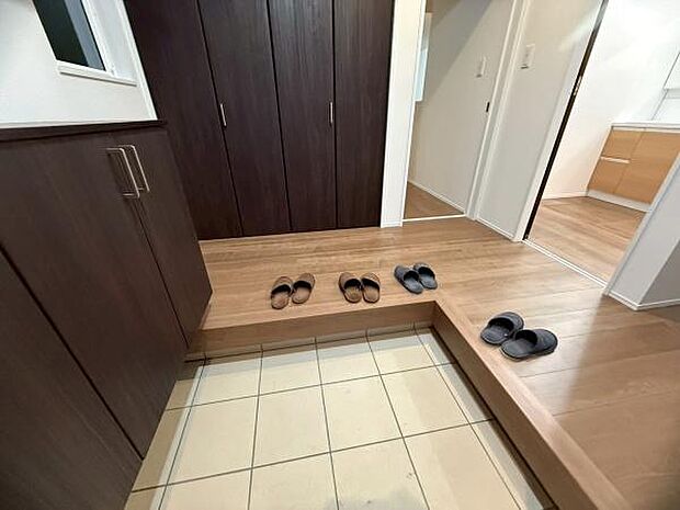 玄関先に収納スペースあり！