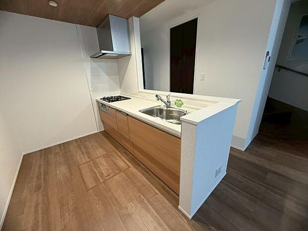 料理をしながらリビングを見渡せるつくりで、料理中も家族との会話がはずみます。