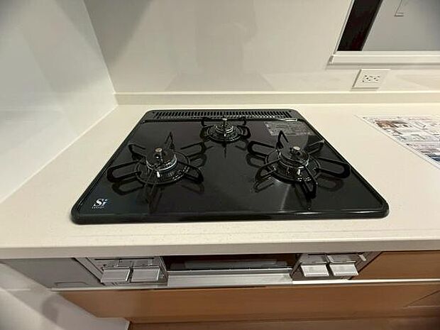 三口ガスコンロで料理もはかどりますね！グリルもあります！