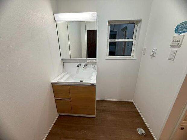 明るい洗面台で、毎日の身支度を！