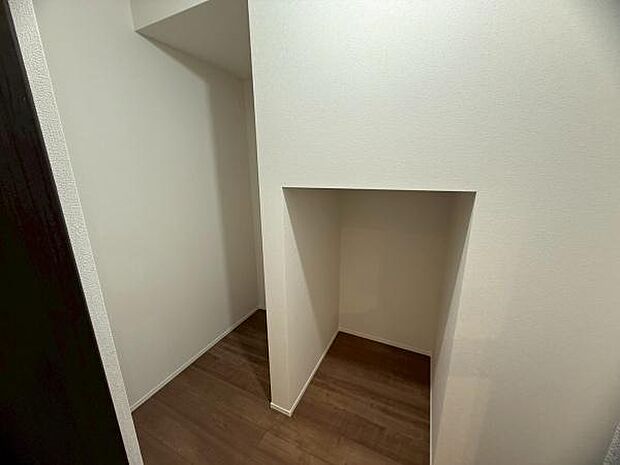 キッチン横に収納に便利なパントリーがあります！