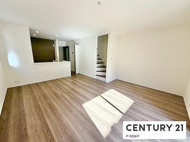 大きな窓から日光が差し込む明るいリビングです!