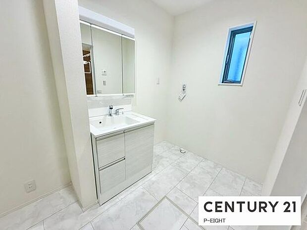 明るい洗面台で身支度ができます！