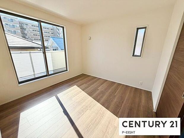 バルコニーに面している明るい洋室です!