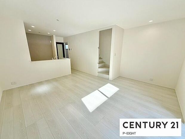 大きな窓から日光が差し込む明るいリビングです!