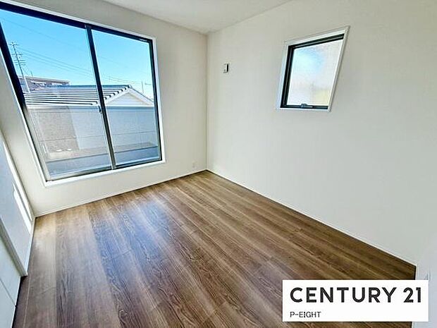 バルコニーに面している明るい洋室です！